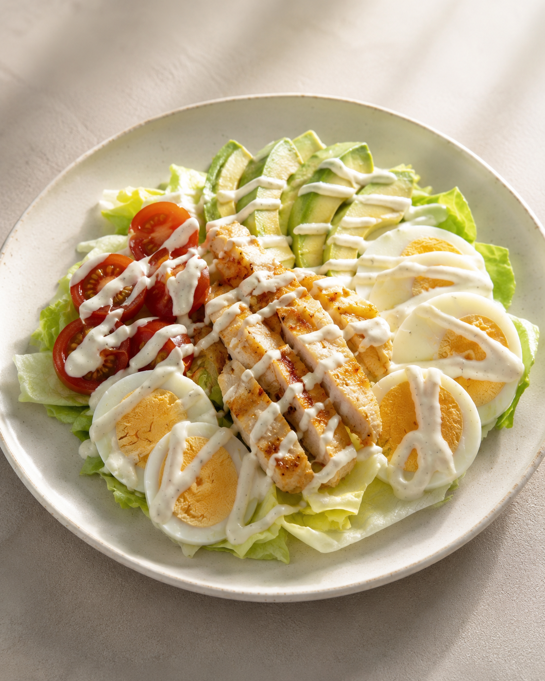 Ensalada César con pollo, aguacate y huevo duro de El Maná